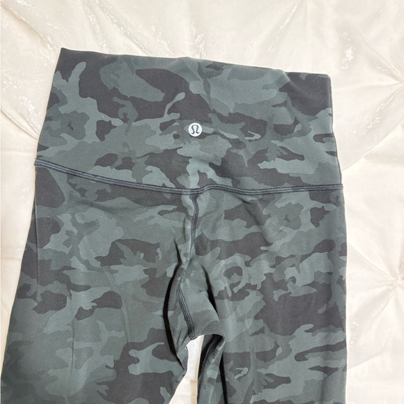 Lululemon camo green 25” high rise leggings size 4 - Picture 5 of 8